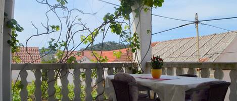 Leilighet, 1 soverom, balkong, havutsikt | Balkong