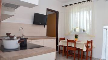 Apartment, 1 Bedroom, Balcony, Ocean View | Room amenity