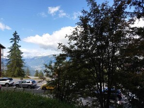A parking area with cars, trees, and a mountain view. - 50m from ski slopes, Ground floor, balcony, tv, 30m², Les Arcs (Les Arcs)