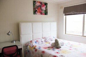 5 Schlafzimmer, Schreibtisch, Bügeleisen/Bügelbrett, WLAN