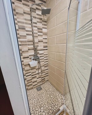 Dusche, Haartrockner, Handtücher, Seife