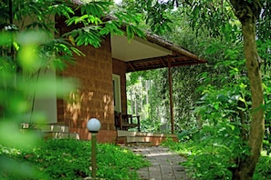 Traditional Room, 1 King Bed, Non Smoking, Garden View | In-room safe, individually decorated, individually furnished, desk
