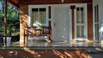 Traditional Room, 1 King Bed, Non Smoking, Garden View | 1 bedroom, in-room safe, individually decorated, individually furnished