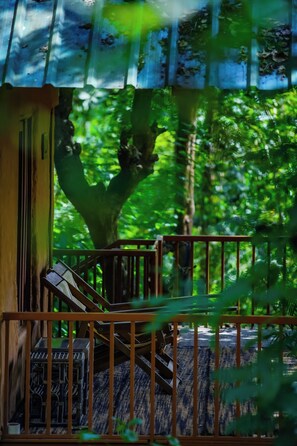 Casa de árbol exclusiva, 1 cama King size, para no fumadores, vista a la alberca | Área de sala de estar