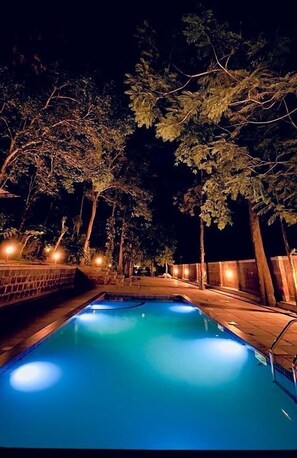 Una piscina al aire libre