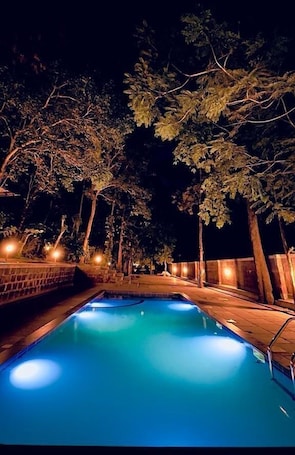 Una piscina al aire libre