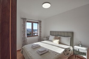 2 chambres, coffres-forts dans les chambres, bureau