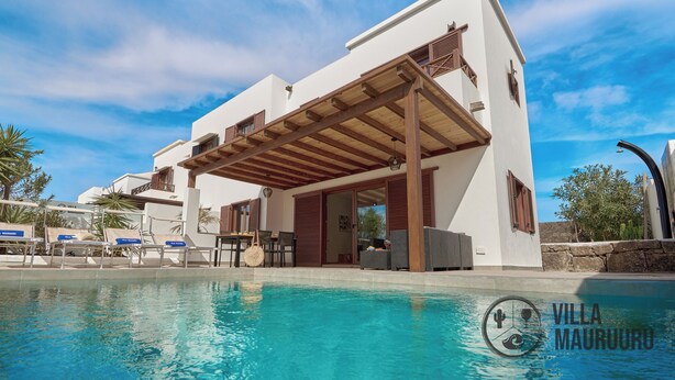 A modern villa with a pool, wooden pergola, and outdoor seating. - Villa Mauruuru 10 Minutes Walking From Marina Rubicón, Heated Pool&bbq (CN)