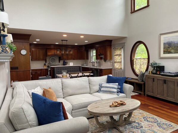 スマートテレビ、暖炉、DVD プレーヤー、ミュージックライブラリ