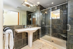 Shower, hair dryer, towels - Beautiful Oceanfront Condo with Stunning Views in the Heart of Maui! (Wailuku)