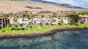Ein Resort mit mehreren Gebäuden, einem Pool und einer felsigen Küstenlinie.