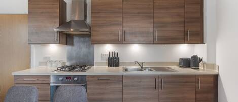 Frigorifero, microonde, forno, piano cottura