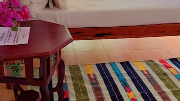 Eenvoudige tweepersoonskamer | Een kluis op de kamer, een laptopwerkplek, gratis wifi