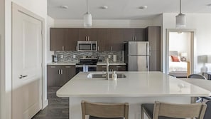 Frigorifero, tavolo da pranzo