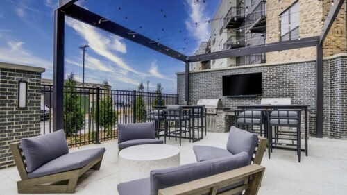 Landing | Modern 2BD, Yoga Studio, Courtyard