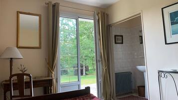 3 chambres, fer et planche à repasser, Wi-Fi, draps fournis