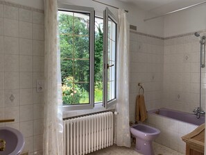 Haartrockner, Handtücher, Seife, Toilettenpapier