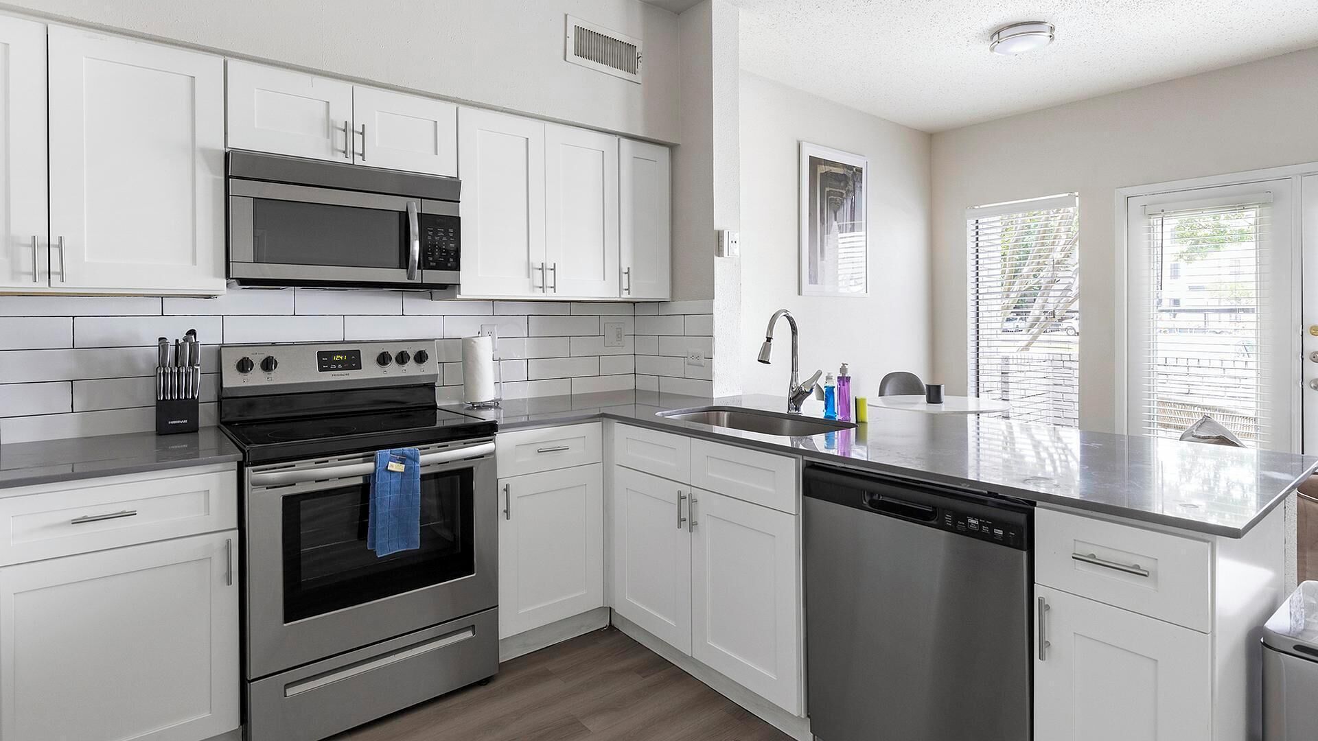 Frigorifero, tavolo da pranzo