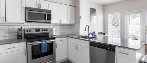 冷蔵庫、ダイニングテーブル