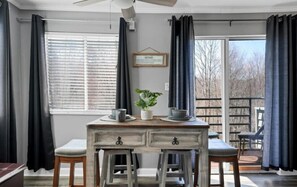 Dining - Free attractions tickets, indoor resort pool and hot tub located in Gatlinburg! (Gatlinburg)