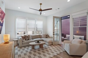 TV - Hedge Haus by Minty Living (Atlanta)