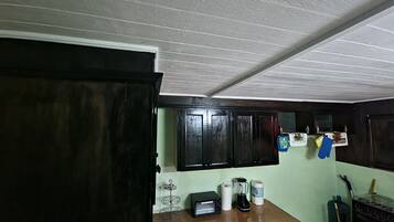 Kjøleskap, ovn, kokeplater og brødrister