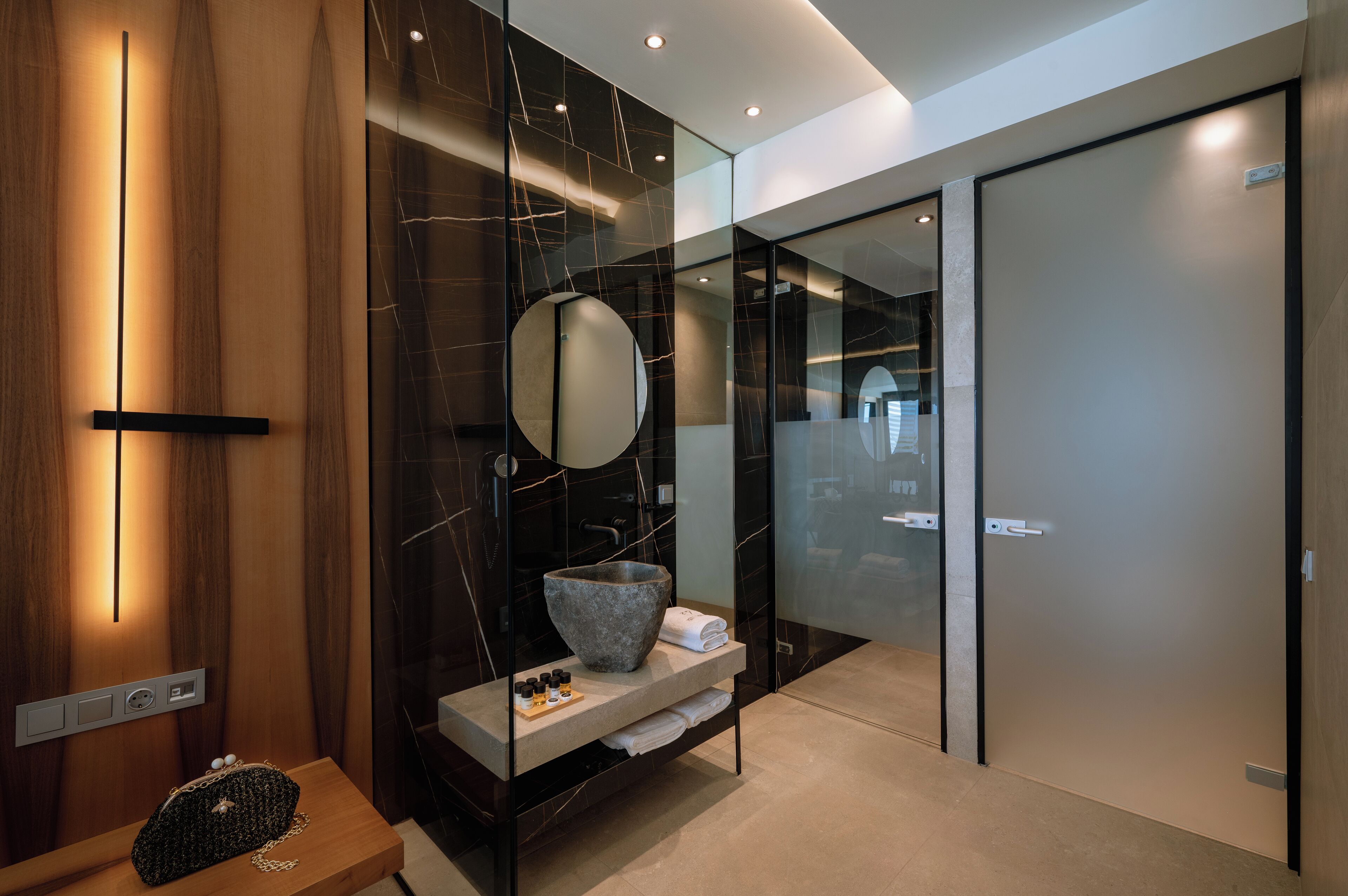 Exclusieve tweepersoonskamer, uitzicht op zee | Badkamer | Een douche, een regendouche, een haardroger, badjassen