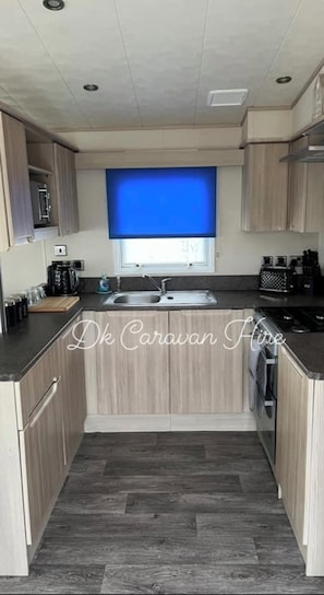 Fridge, microwave, oven, stovetop - Luxury Caravan in Towyn North Wales (Abergele)