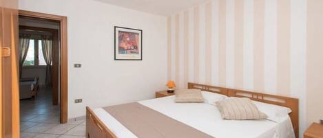 2 makuuhuonetta, silitysrauta/-lauta, Wi-Fi, vuodevaatteet