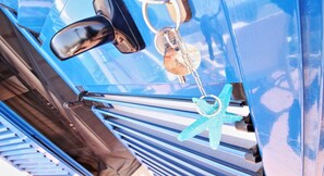 Hiustenkuivaaja, pyyhkeet, saippua, sampoo