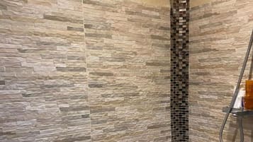 SĂšche-cheveux, serviettes fournies, papier toilette