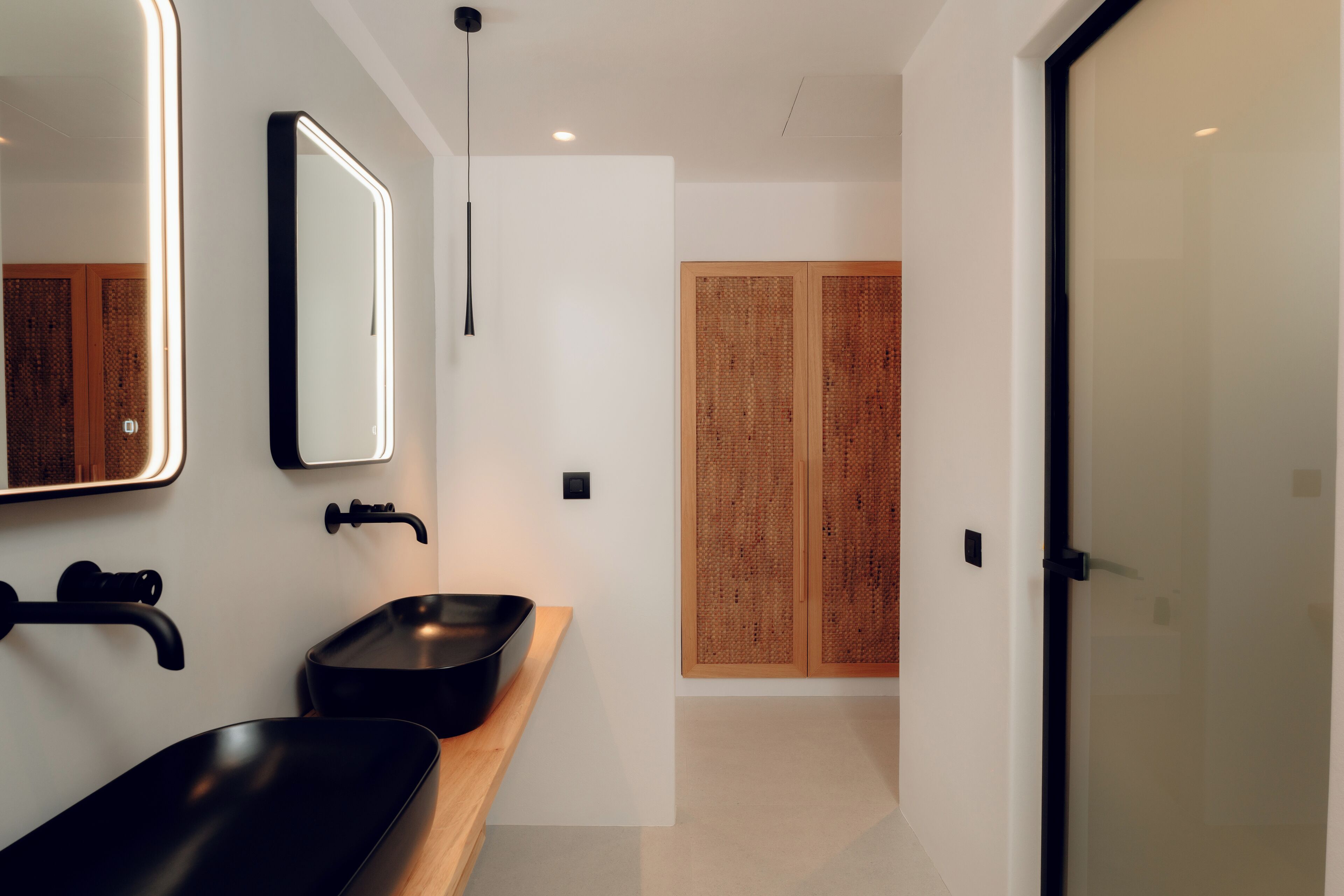 Premium Suite With Private Pool | Banheiro | Chuveiro, chuveiro com efeito de chuva, produtos de toalete de grife 