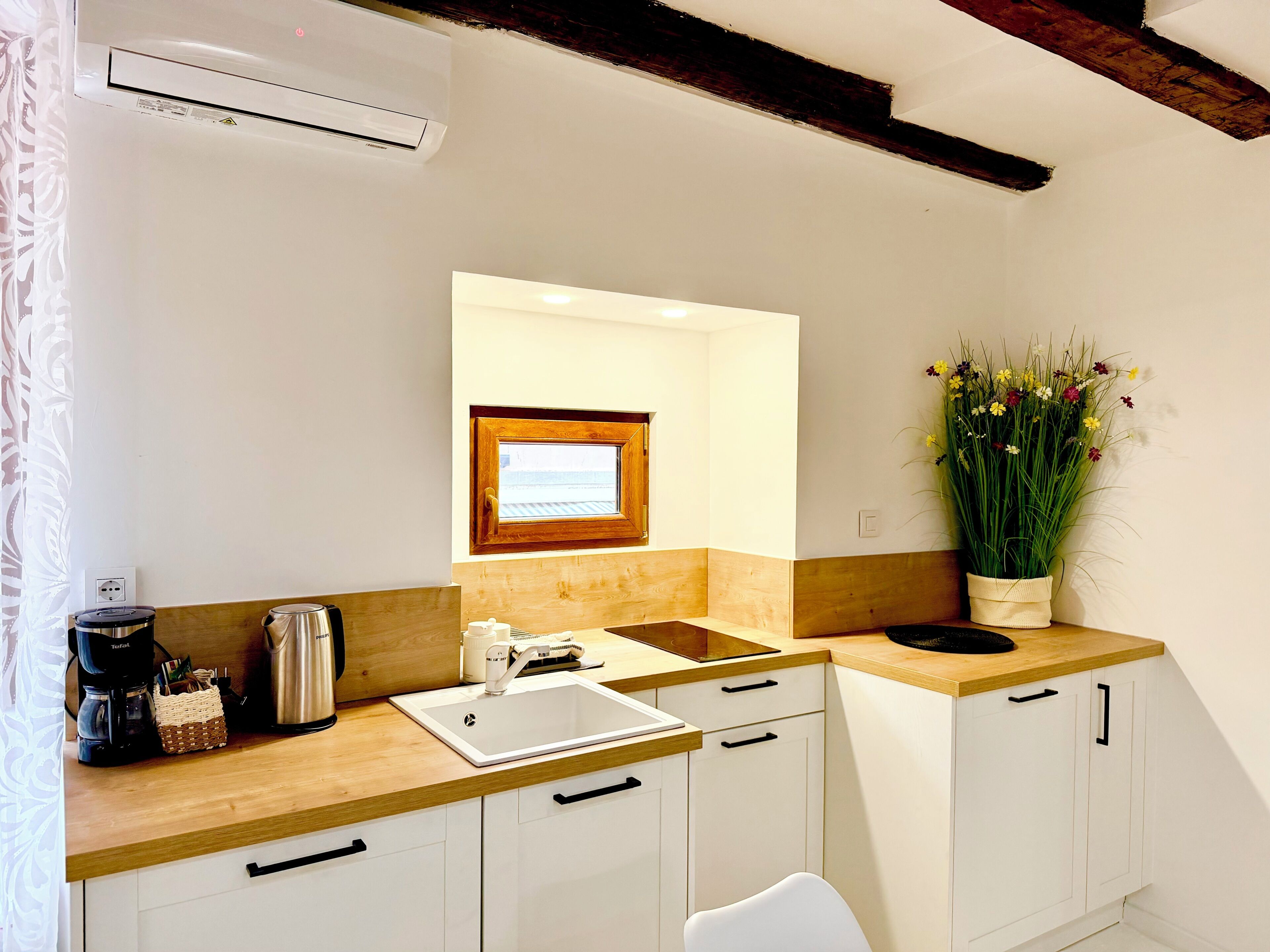 Apartment | Private kitchen | Fridge, oven, stovetop, coffee/tea maker