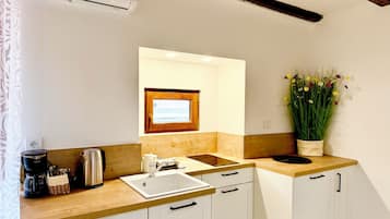 Apartment | Private kitchen | Fridge, oven, stovetop, coffee/tea maker