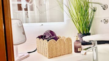 Appartement | Salle de bain | Douche, sèche-cheveux, serviettes fournies, papier toilette