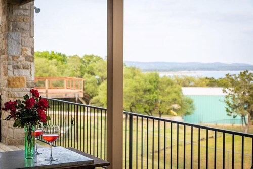 Family Friendly Canyon Lake Escape Sleeps 15, Pet Friendly, Game Room, Views!