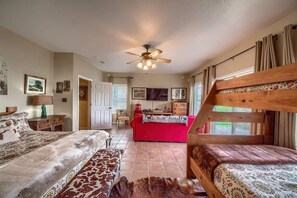5 habitaciones, tabla de planchar con plancha, wifi y ropa de cama 
