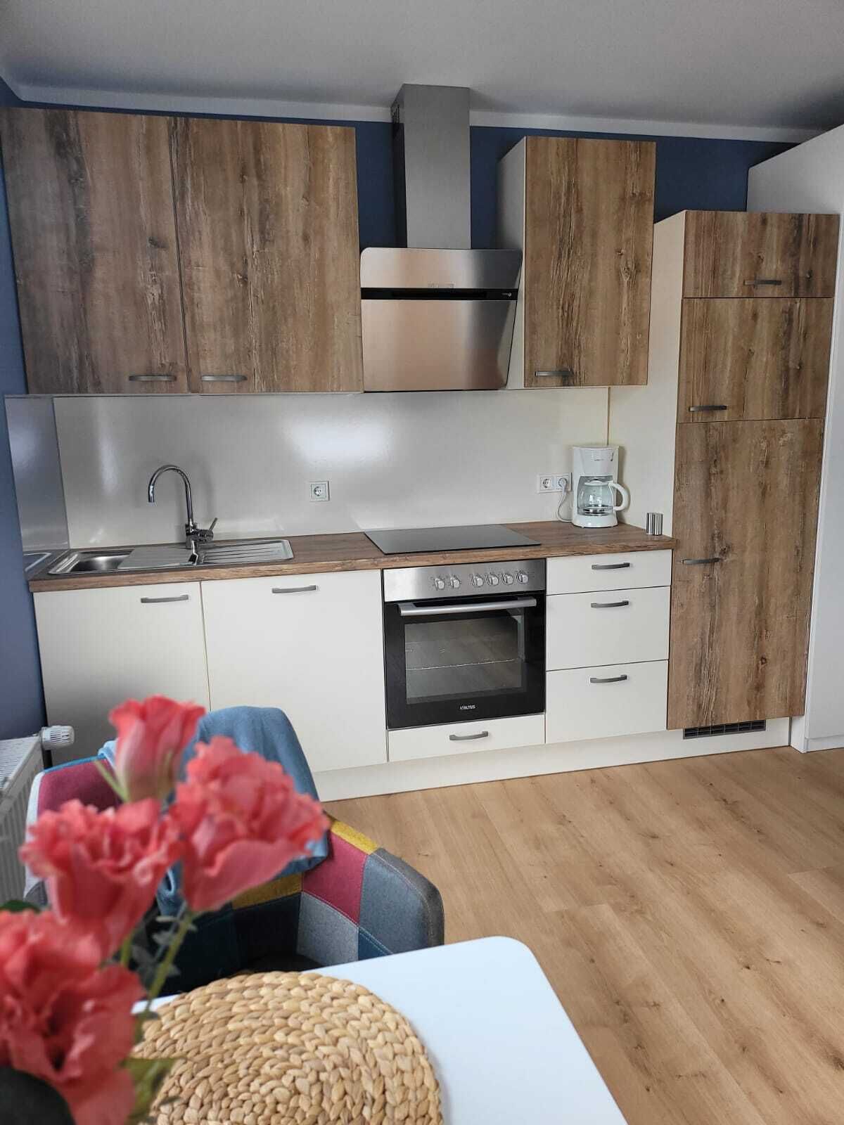 Kühlschrank, Ofen, Herdplatte, Wasserkocher mit Kaffee-/Teezubehör