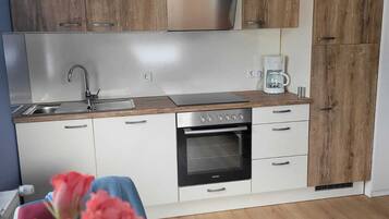 Kühlschrank, Ofen, Herdplatte, Wasserkocher mit Kaffee-/Teezubehör