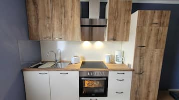 Kühlschrank, Ofen, Herdplatte, Wasserkocher mit Kaffee-/Teezubehör