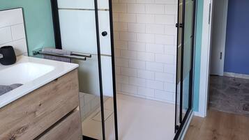 Dusche, Haartrockner, Handtücher, Seife