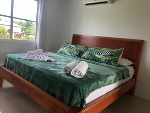 Rom – deluxe, 1 soverom, balkong, havutsikt | Wi-fi (inkludert) og sengetøy