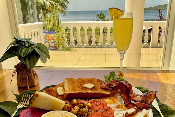 Café da manhã, almoço e jantar; culinária fusion, vistas para a praia