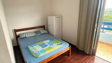 Quarto triplo standard, vista para a cidade | Espaço de trabalho para notebook, ferros/tábuas de passar roupa
