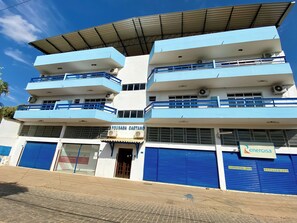 Vista frontal de la propiedad