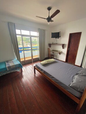 Habitación cuádruple estándar, varias camas | Espacio para trabajar con laptop y tabla de planchar con plancha 