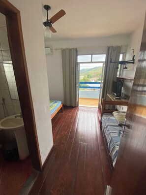 Espace de travail pour ordinateur portable, fer et planche à repasser