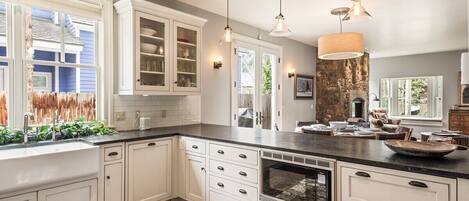 ثلاجة، ميكروويف، فرن، موقد طهي مسطح