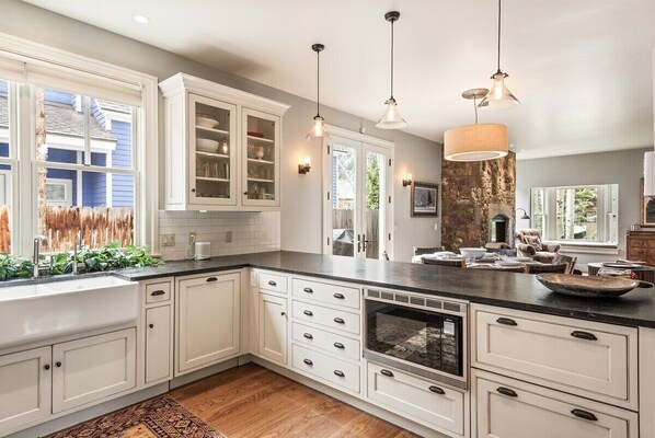 Køleskab, mikrobølgeovn, ovn, kogeplade