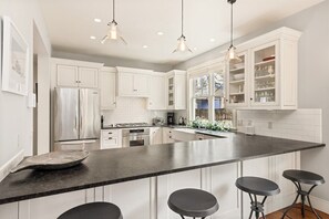 冷蔵庫、電子レンジ、オーブン、コンロ